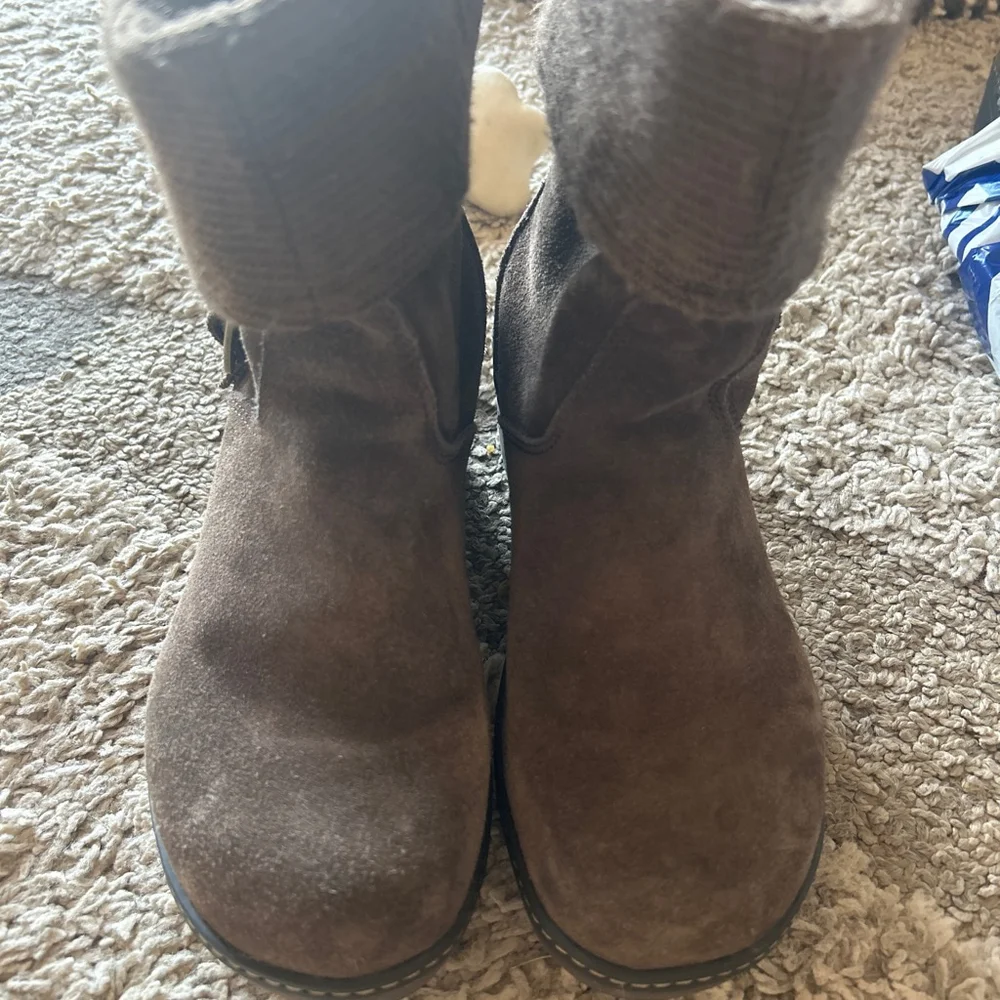 Crocs Boots Womens 7 Cobbler Brown Suede Wedge Pull On Cuff Casual Classic